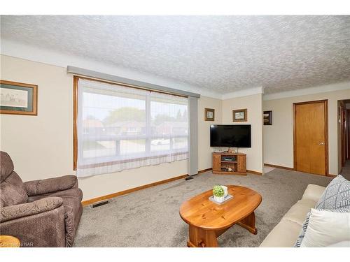 3578 Arlington Avenue, Niagara Falls, ON - Indoor Photo Showing Living Room