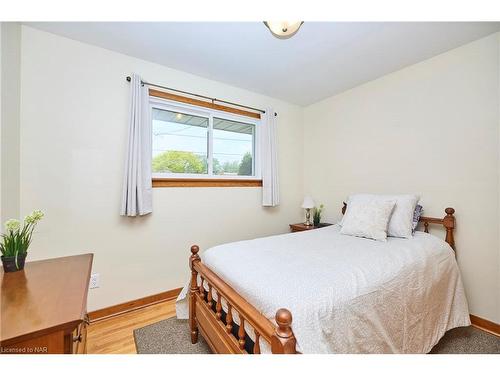 3578 Arlington Avenue, Niagara Falls, ON - Indoor Photo Showing Bedroom