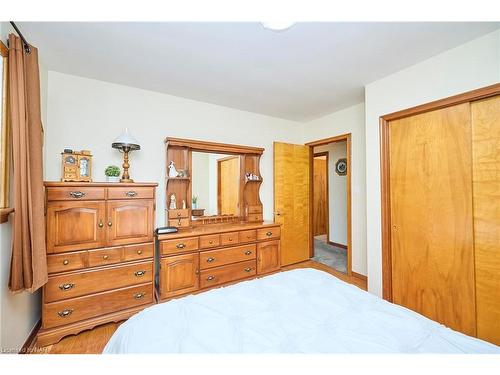 3578 Arlington Avenue, Niagara Falls, ON - Indoor Photo Showing Bedroom