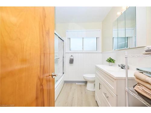 3578 Arlington Avenue, Niagara Falls, ON - Indoor Photo Showing Bathroom