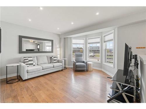 24 Patterson Avenue, Welland, ON - Indoor Photo Showing Living Room