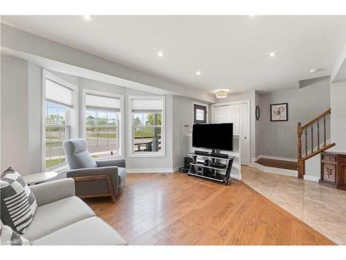 24 Patterson Avenue, Welland, ON - Indoor Photo Showing Living Room