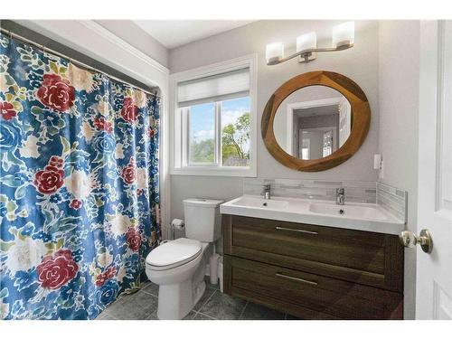 24 Patterson Avenue, Welland, ON - Indoor Photo Showing Bathroom