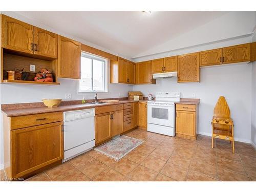 1490 Nigh Road, Fort Erie, ON - Indoor Photo Showing Kitchen