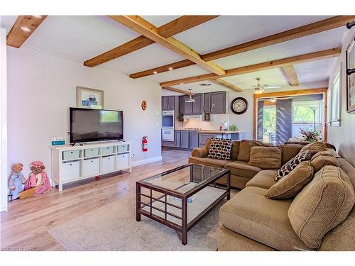 270 Cherrywood Avenue, Crystal Beach, ON - Indoor Photo Showing Living Room