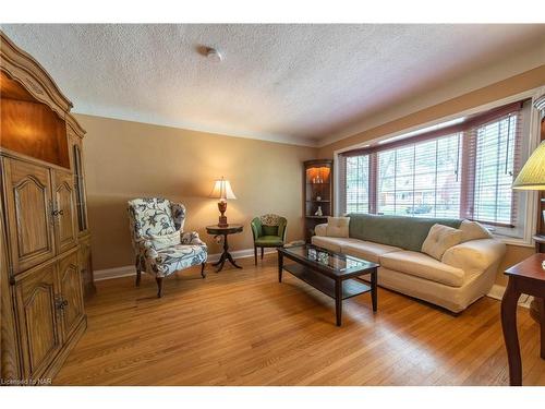 6556 Corwin Crescent, Niagara Falls, ON - Indoor Photo Showing Living Room