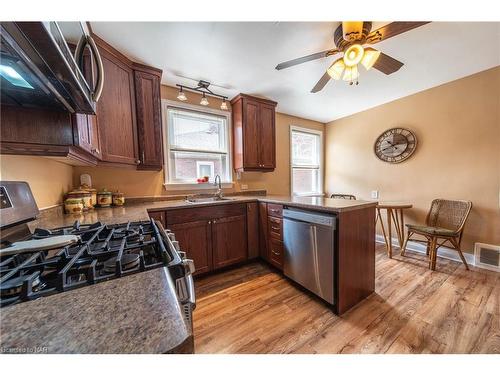 6556 Corwin Crescent, Niagara Falls, ON - Indoor Photo Showing Kitchen