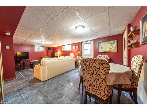6556 Corwin Crescent, Niagara Falls, ON - Indoor Photo Showing Living Room