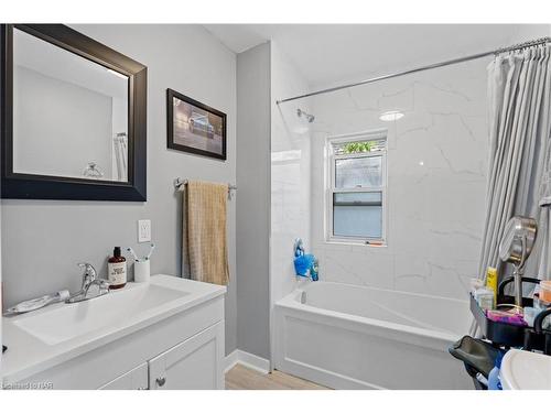 104 Lowell Street, St. Catharines, ON - Indoor Photo Showing Bathroom