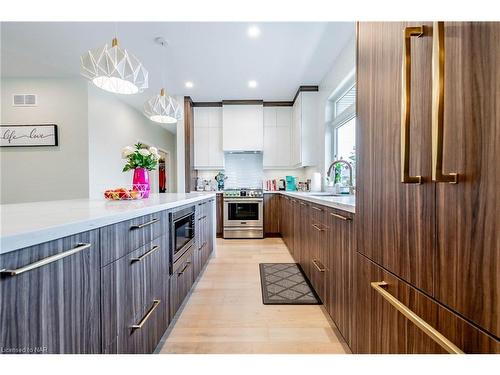 13-300 Richmond Street, Thorold, ON - Indoor Photo Showing Kitchen With Upgraded Kitchen