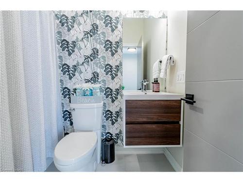 13-300 Richmond Street, Thorold, ON - Indoor Photo Showing Bathroom