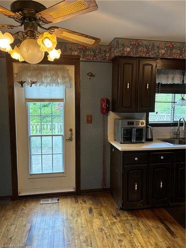 300 Albany Street, Fort Erie, ON - Indoor Photo Showing Kitchen