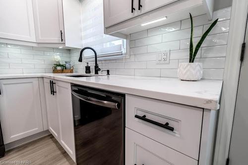 B-261 Scott Street, St. Catharines, ON - Indoor Photo Showing Kitchen With Upgraded Kitchen