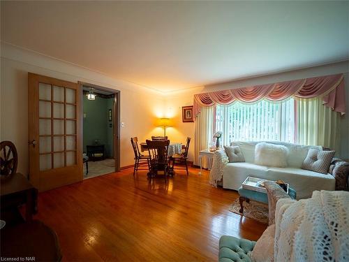 119 Ost Avenue, Port Colborne, ON - Indoor Photo Showing Living Room