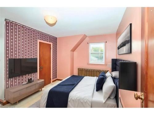 223 Niagara Street, St. Catharines, ON - Indoor Photo Showing Bedroom
