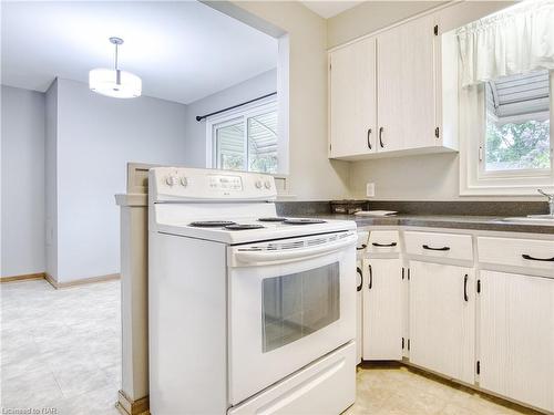 53 Parkway Street, St. Catharines, ON - Indoor Photo Showing Kitchen