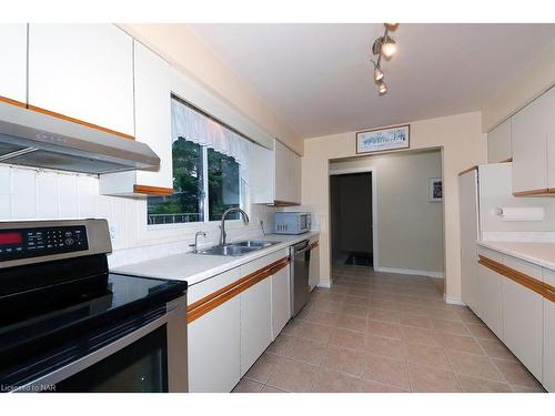 15 Oak Drive, Niagara-On-The-Lake, ON - Indoor Photo Showing Kitchen With Double Sink