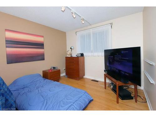 15 Oak Drive, Niagara-On-The-Lake, ON - Indoor Photo Showing Bedroom