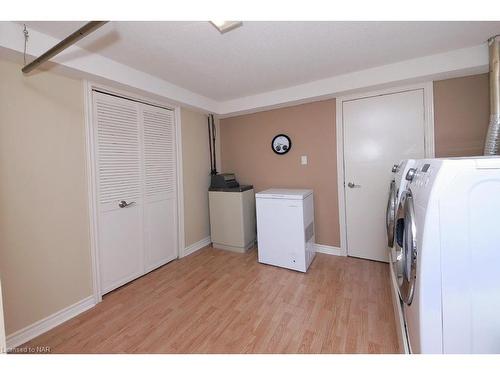 15 Oak Drive, Niagara-On-The-Lake, ON - Indoor Photo Showing Laundry Room