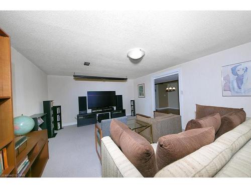 15 Oak Drive, Niagara-On-The-Lake, ON - Indoor Photo Showing Living Room