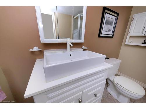 15 Oak Drive, Niagara-On-The-Lake, ON - Indoor Photo Showing Bathroom