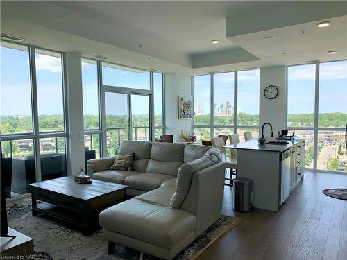 801-7711 Green Vista Gate, Niagara Falls, ON - Indoor Photo Showing Living Room