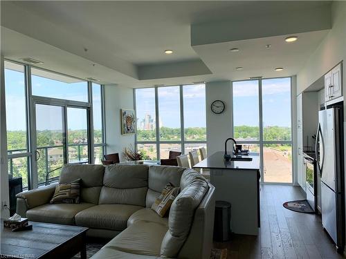 801-7711 Green Vista Gate, Niagara Falls, ON - Indoor Photo Showing Living Room