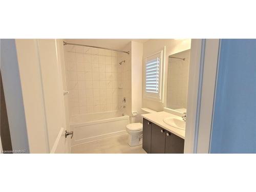 9275 White Oak Avenue, Niagara Falls, ON - Indoor Photo Showing Bathroom