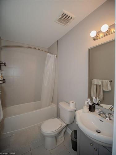 18 King Street, Thorold, ON - Indoor Photo Showing Bathroom