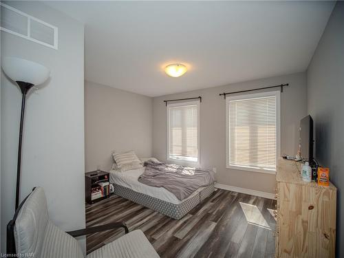 18 King Street, Thorold, ON - Indoor Photo Showing Bedroom
