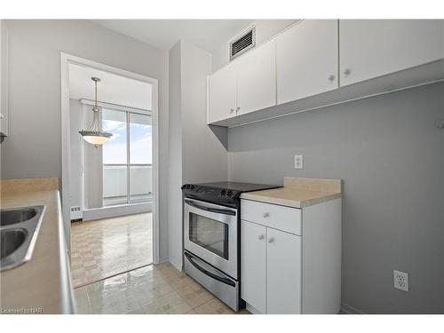 807-15 Towering Heights Boulevard, St. Catharines, ON - Indoor Photo Showing Kitchen