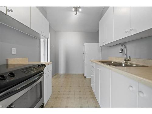 807-15 Towering Heights Boulevard, St. Catharines, ON - Indoor Photo Showing Kitchen With Double Sink