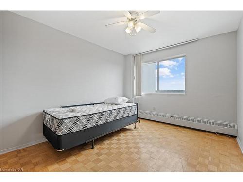 807-15 Towering Heights Boulevard, St. Catharines, ON - Indoor Photo Showing Bedroom