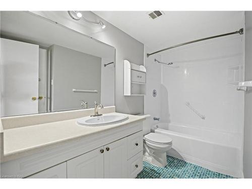 807-15 Towering Heights Boulevard, St. Catharines, ON - Indoor Photo Showing Bathroom
