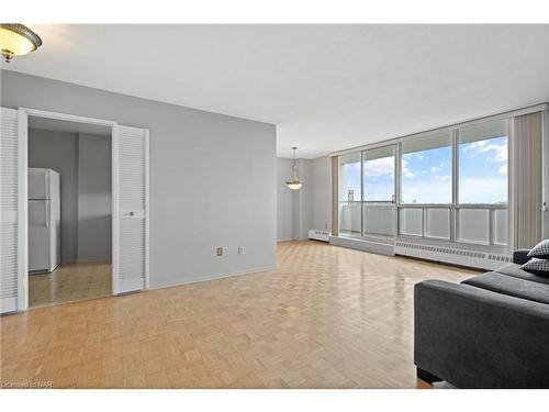 807-15 Towering Heights Boulevard, St. Catharines, ON - Indoor Photo Showing Living Room