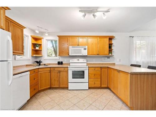72 Chapel Street N, Thorold, ON - Indoor Photo Showing Kitchen