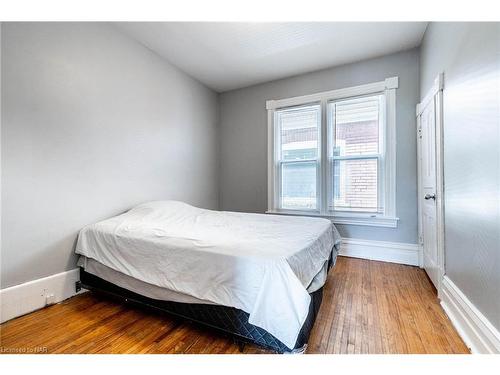 4394 Morrison Street, Niagara Falls, ON - Indoor Photo Showing Bedroom