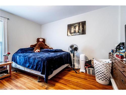 4394 Morrison Street, Niagara Falls, ON - Indoor Photo Showing Bedroom