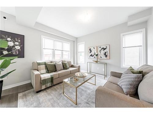 74 Bethune Avenue, Welland, ON - Indoor Photo Showing Living Room