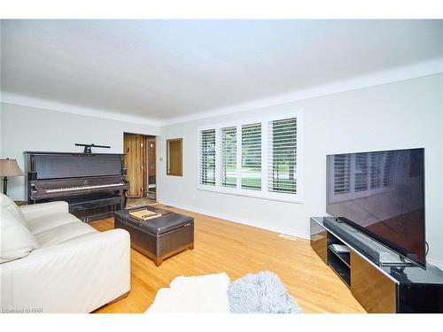 5039 Portage Road, Niagara Falls, ON - Indoor Photo Showing Living Room