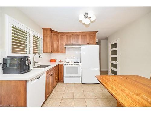 5039 Portage Road, Niagara Falls, ON - Indoor Photo Showing Kitchen