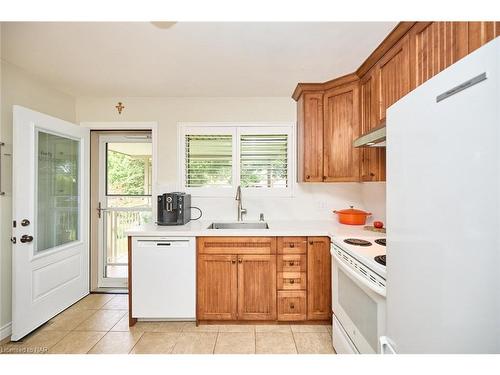 5039 Portage Road, Niagara Falls, ON - Indoor Photo Showing Kitchen