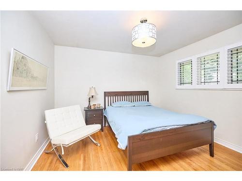 5039 Portage Road, Niagara Falls, ON - Indoor Photo Showing Bedroom