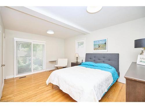 5039 Portage Road, Niagara Falls, ON - Indoor Photo Showing Bedroom