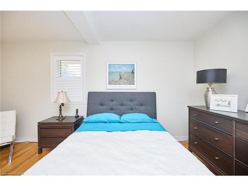 5039 Portage Road, Niagara Falls, ON - Indoor Photo Showing Bedroom