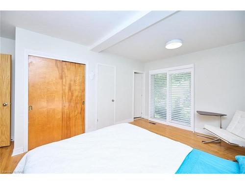 5039 Portage Road, Niagara Falls, ON - Indoor Photo Showing Bedroom