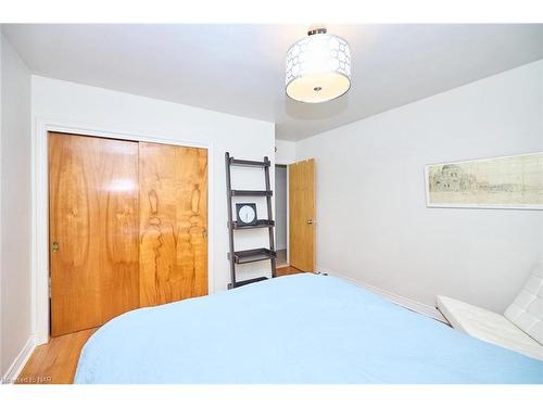 5039 Portage Road, Niagara Falls, ON - Indoor Photo Showing Bedroom