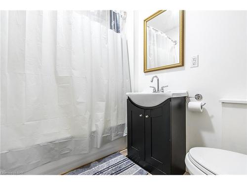 24 Southworth Street, Welland, ON - Indoor Photo Showing Bathroom