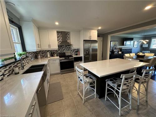 6040 Clare Crescent, Niagara Falls, ON - Indoor Photo Showing Kitchen With Double Sink