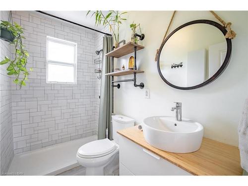 118 Berkley Avenue, Port Colborne, ON - Indoor Photo Showing Bathroom